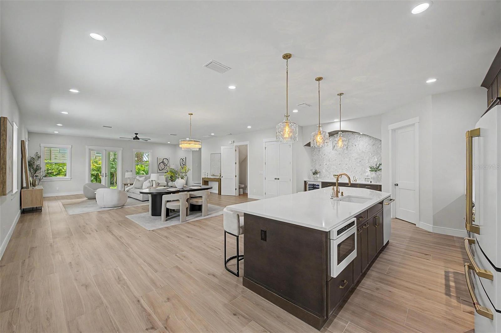 110 S ARRAWANA AVE #1 — photo 17