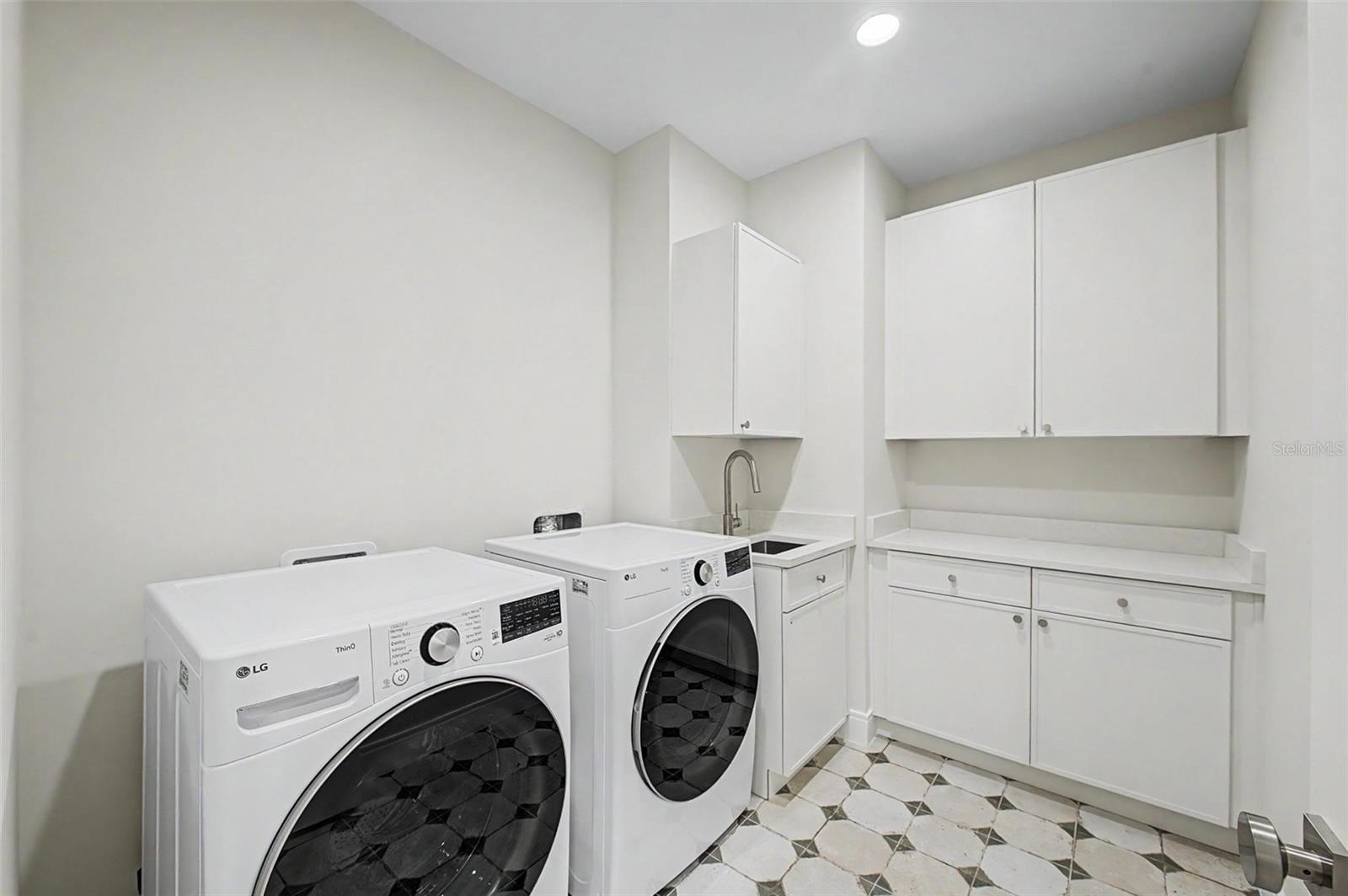 110 S ARRAWANA AVE #1 — photo 43
