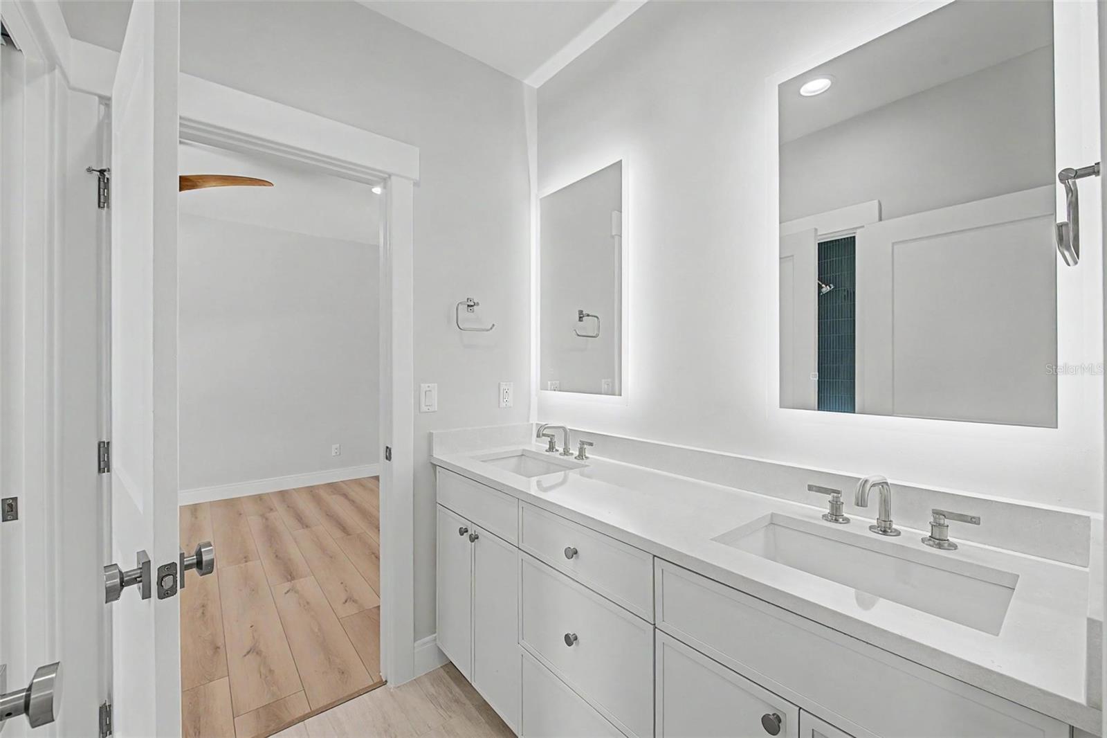 110 S ARRAWANA AVE #1 — photo 33