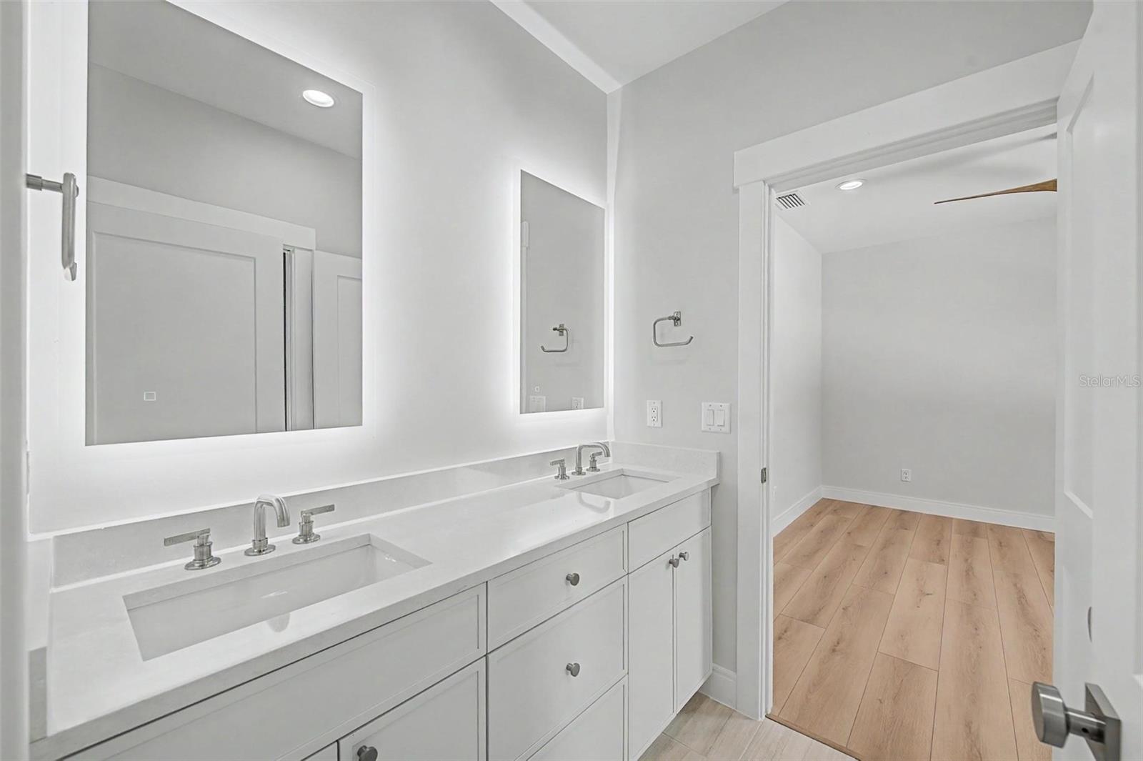 110 S ARRAWANA AVE #1 — photo 34