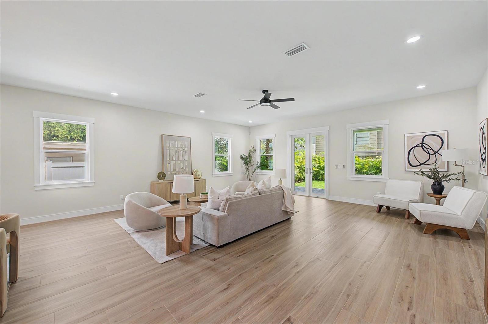 110 S ARRAWANA AVE #1 — photo 10