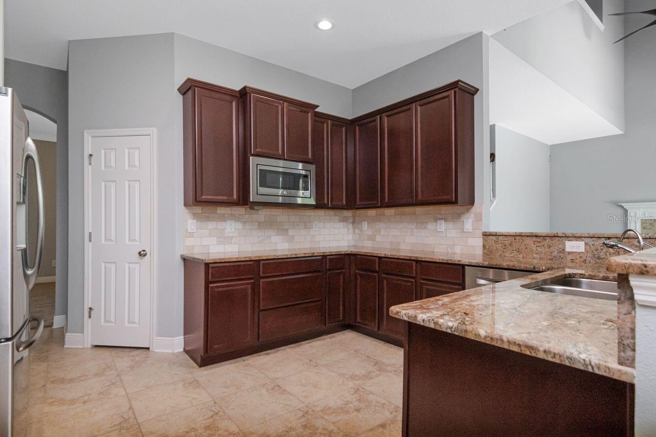 8703 ALAFIA HILLS DR — photo 28