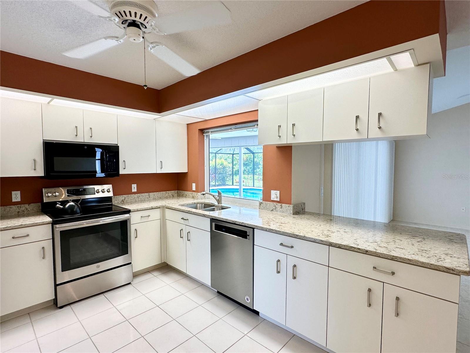 5024 SOUTHERN PINE CIR — photo 4