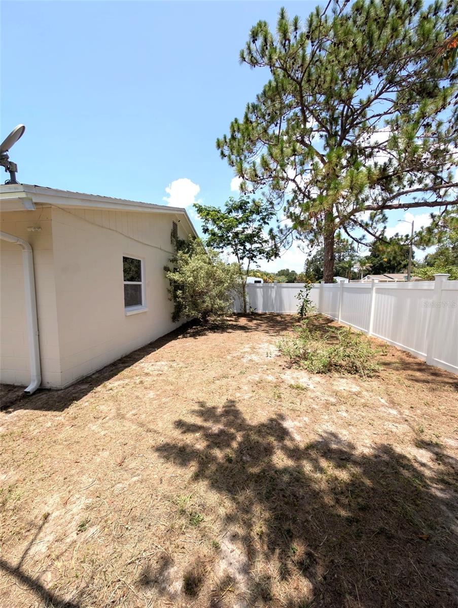 8002 WOODVINE PL — photo 31