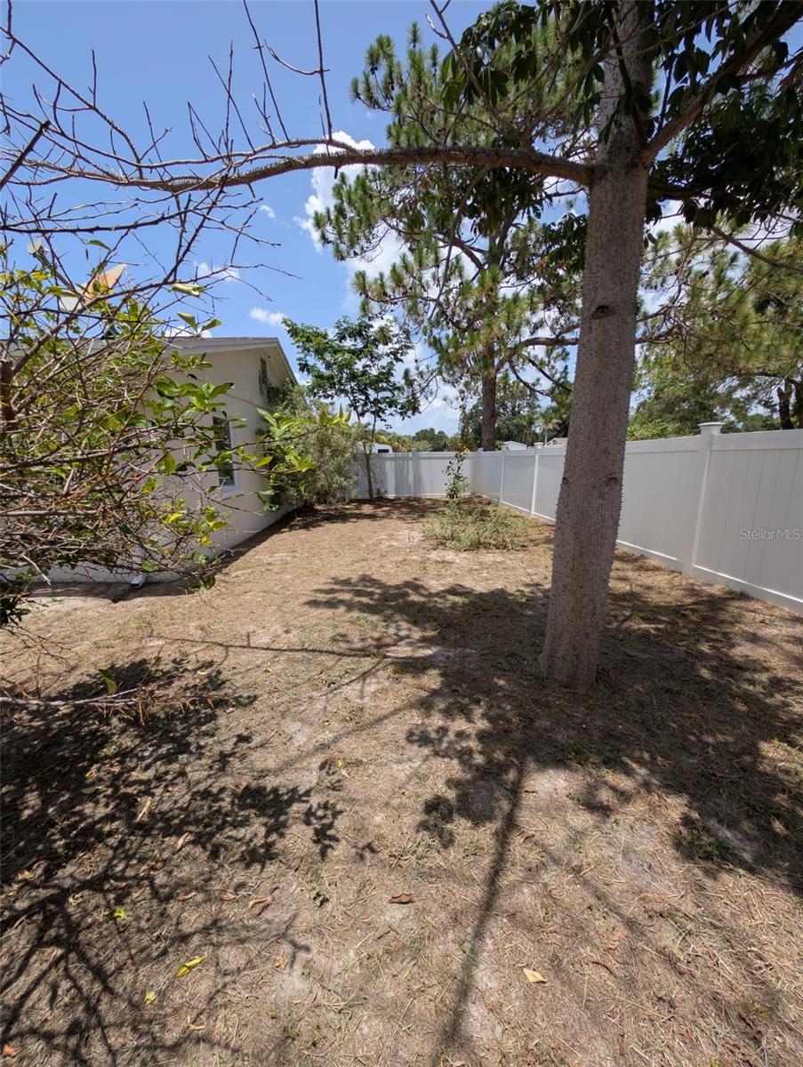 8002 WOODVINE PL — photo 38