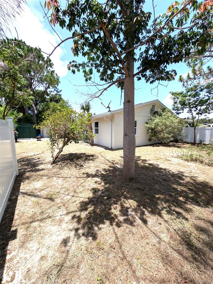 8002 WOODVINE PL — photo 37