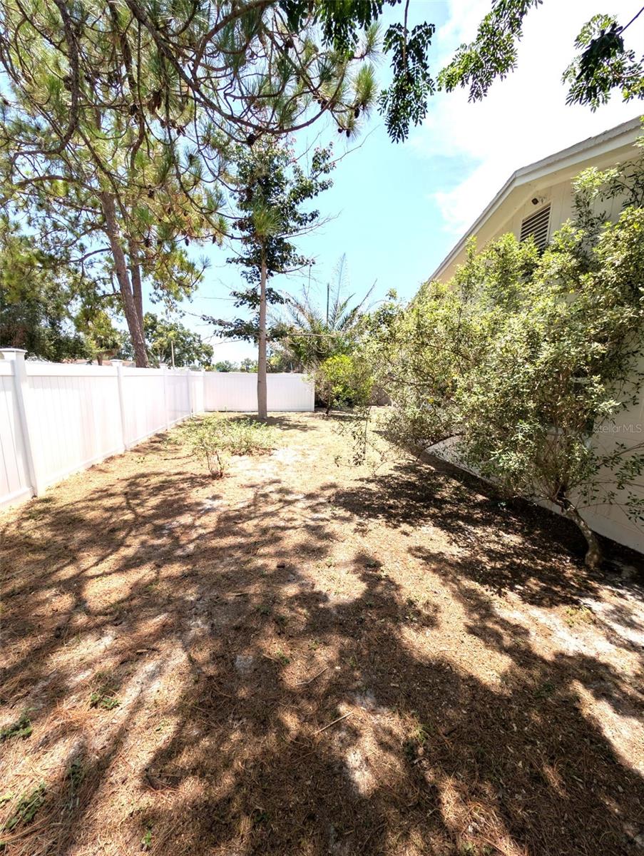 8002 WOODVINE PL — photo 34
