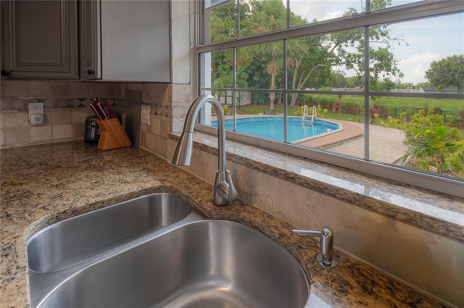 7312 NOVA CIR — photo 15