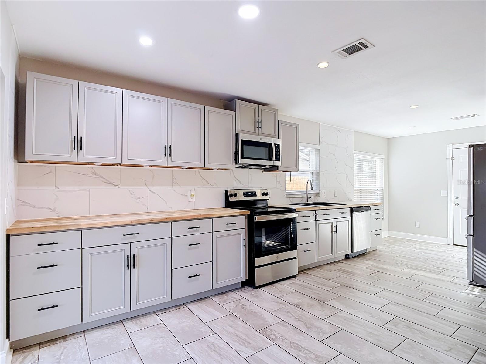 1032 HARDWOOD DR — photo 12