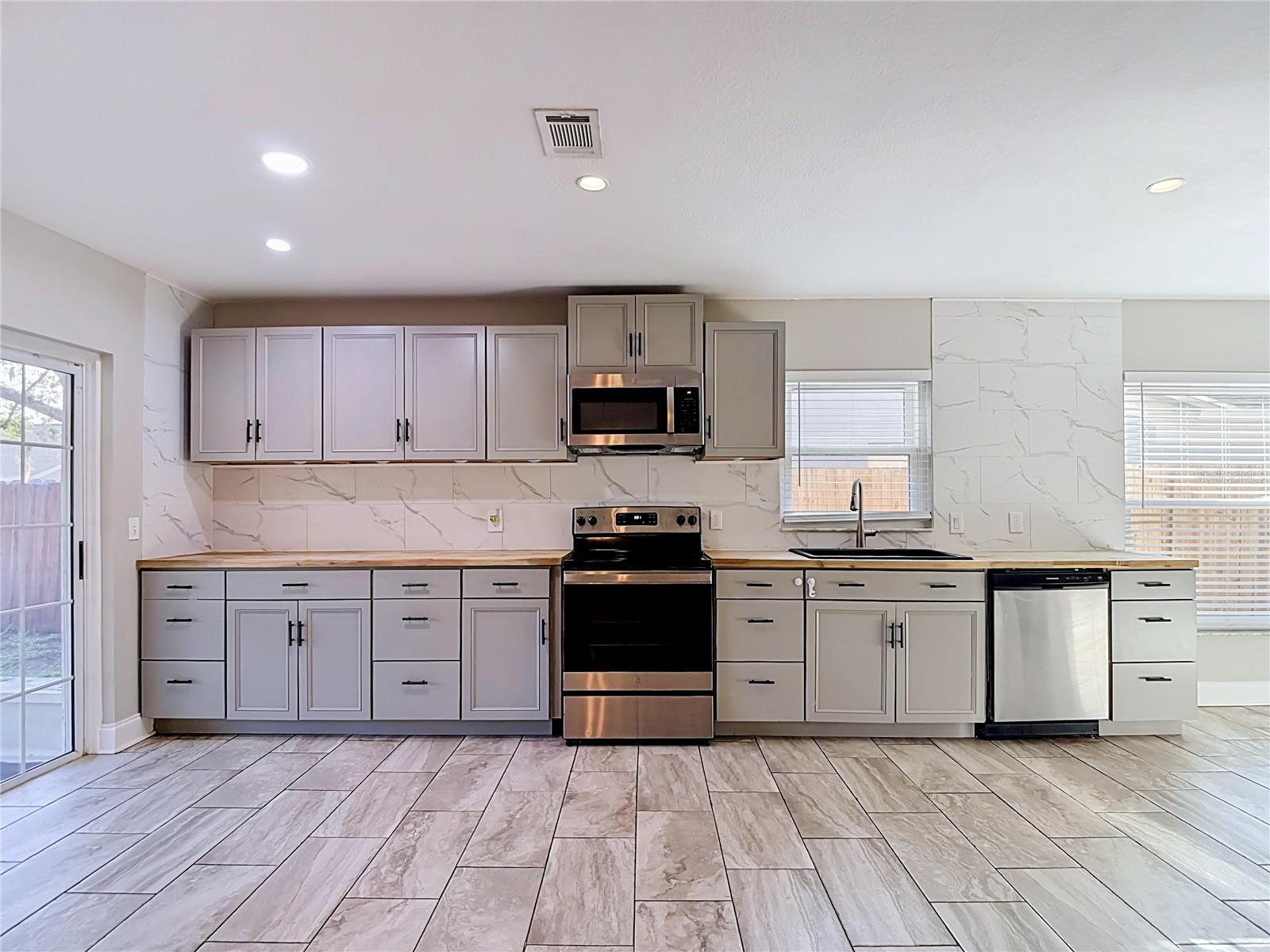 1032 HARDWOOD DR — photo 13