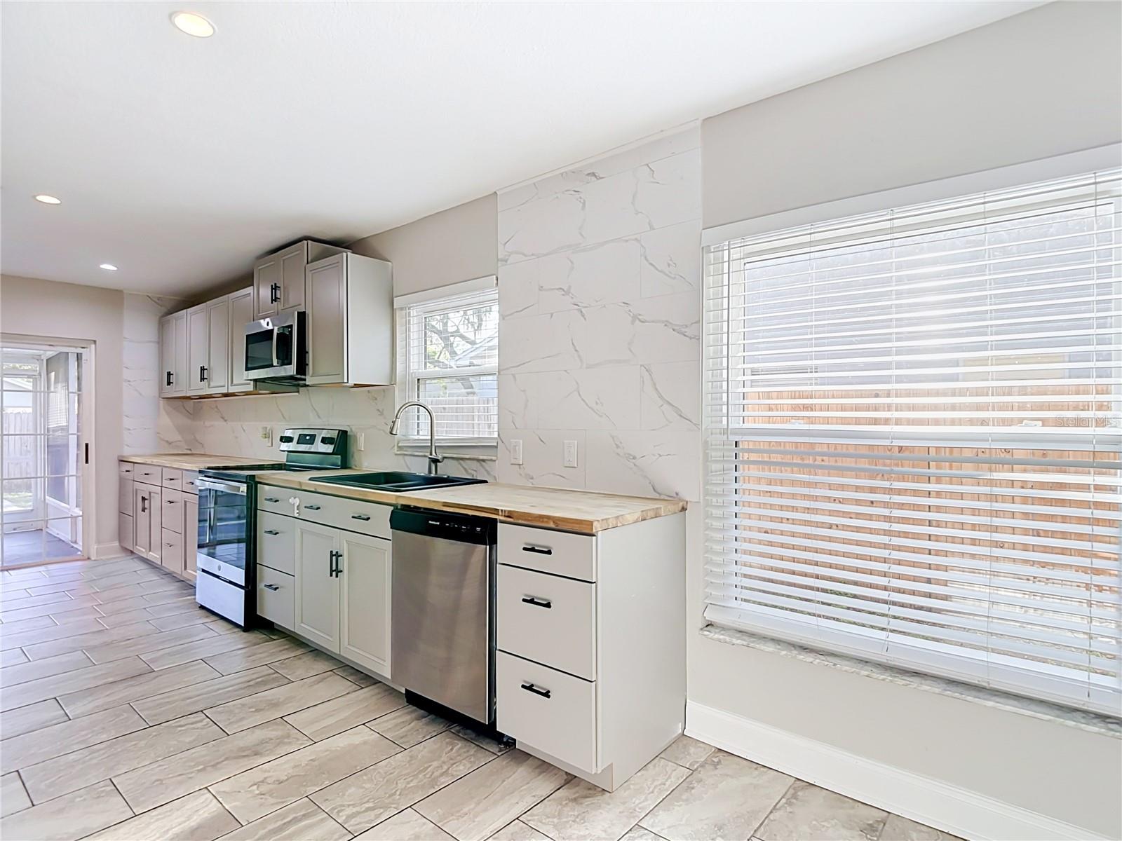 1032 HARDWOOD DR — photo 15