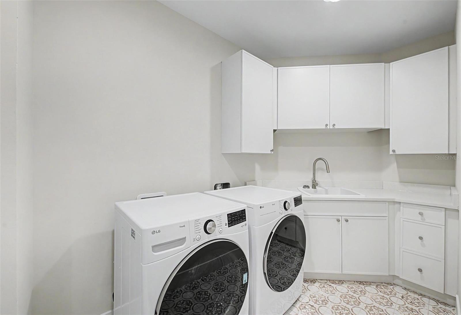 110 S ARRAWANA AVE #2 — photo 42