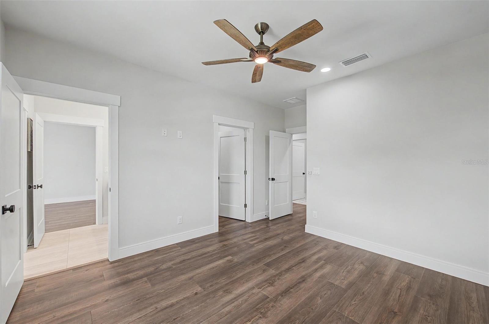 110 S ARRAWANA AVE #2 — photo 33