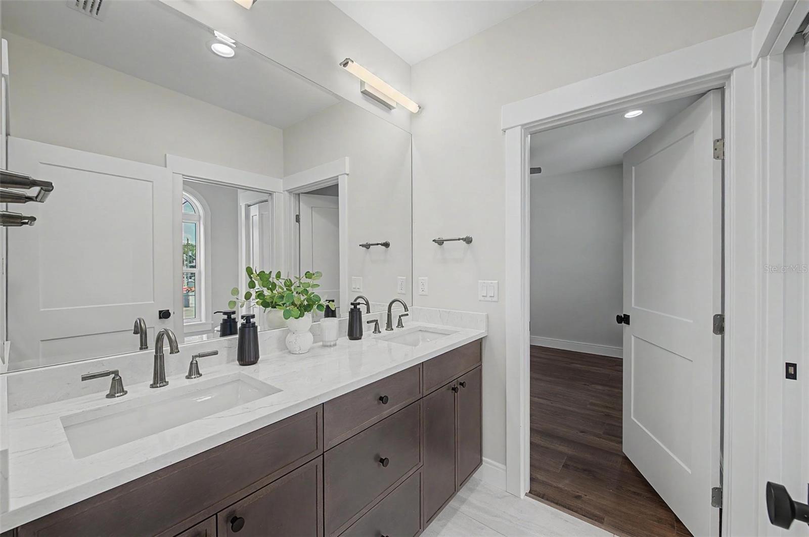 110 S ARRAWANA AVE #2 — photo 36