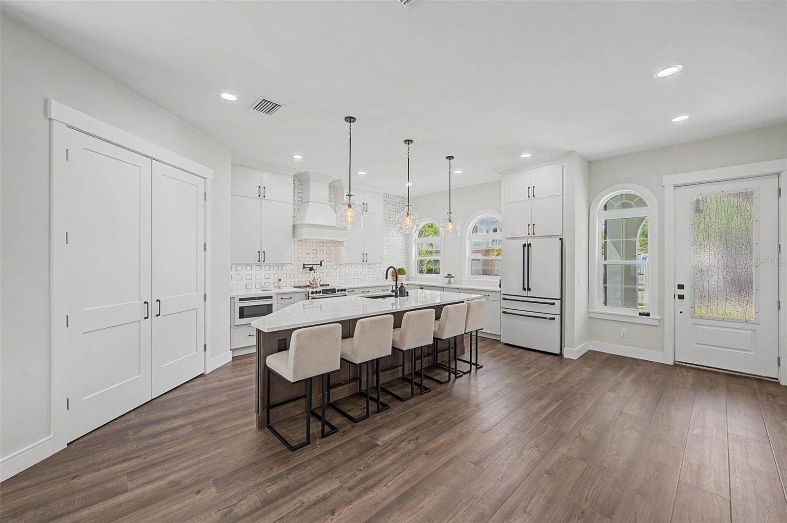 110 S ARRAWANA AVE #2 — photo 25