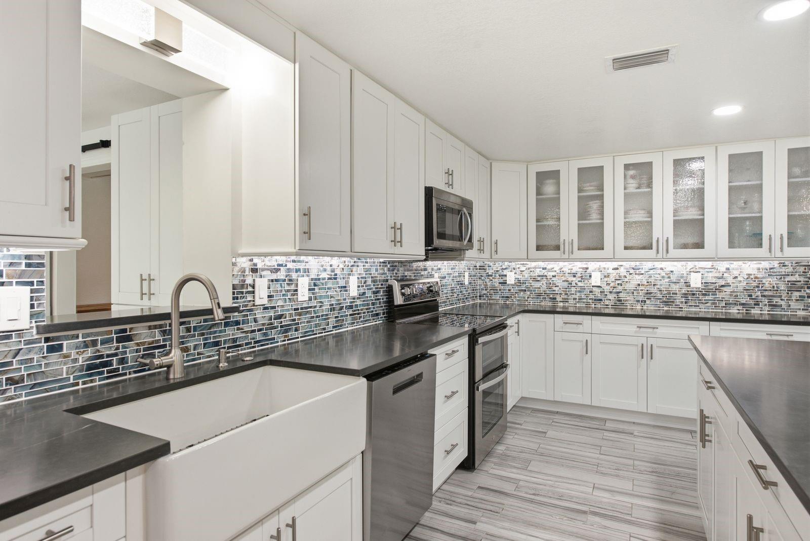 601 SHORE DR E — photo 4