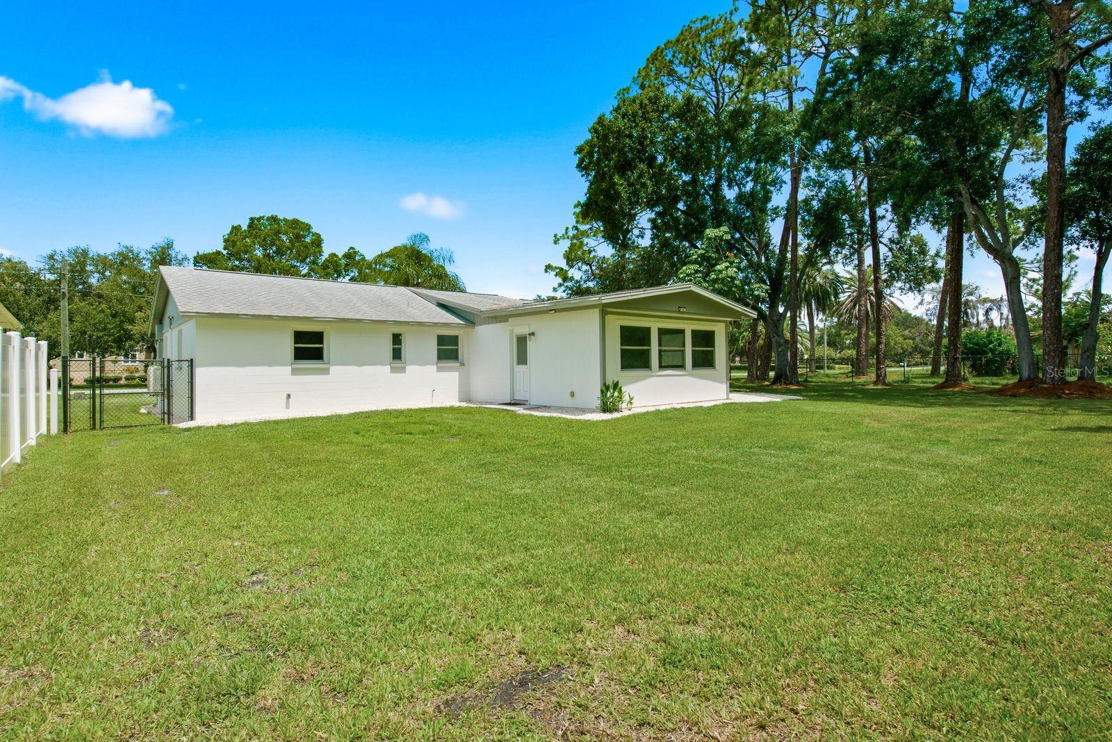 601 SHORE DR E — photo 28