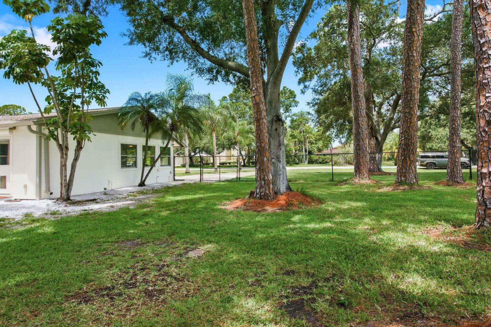 601 SHORE DR E — photo 26
