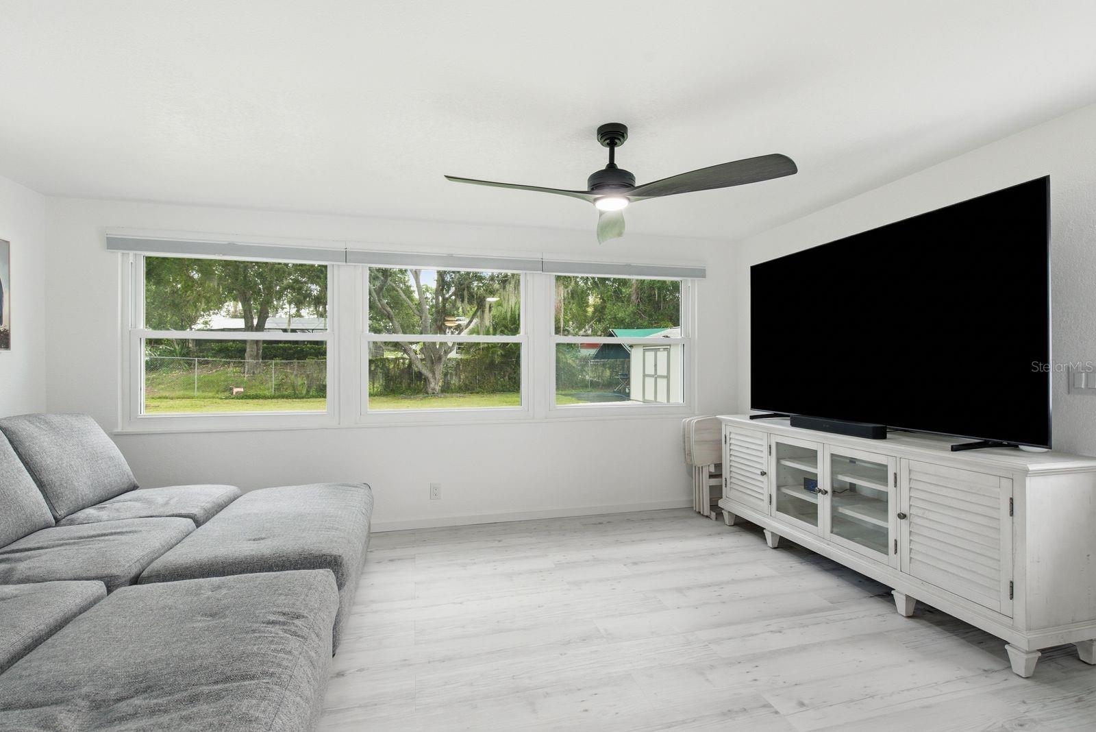 601 SHORE DR E — photo 12
