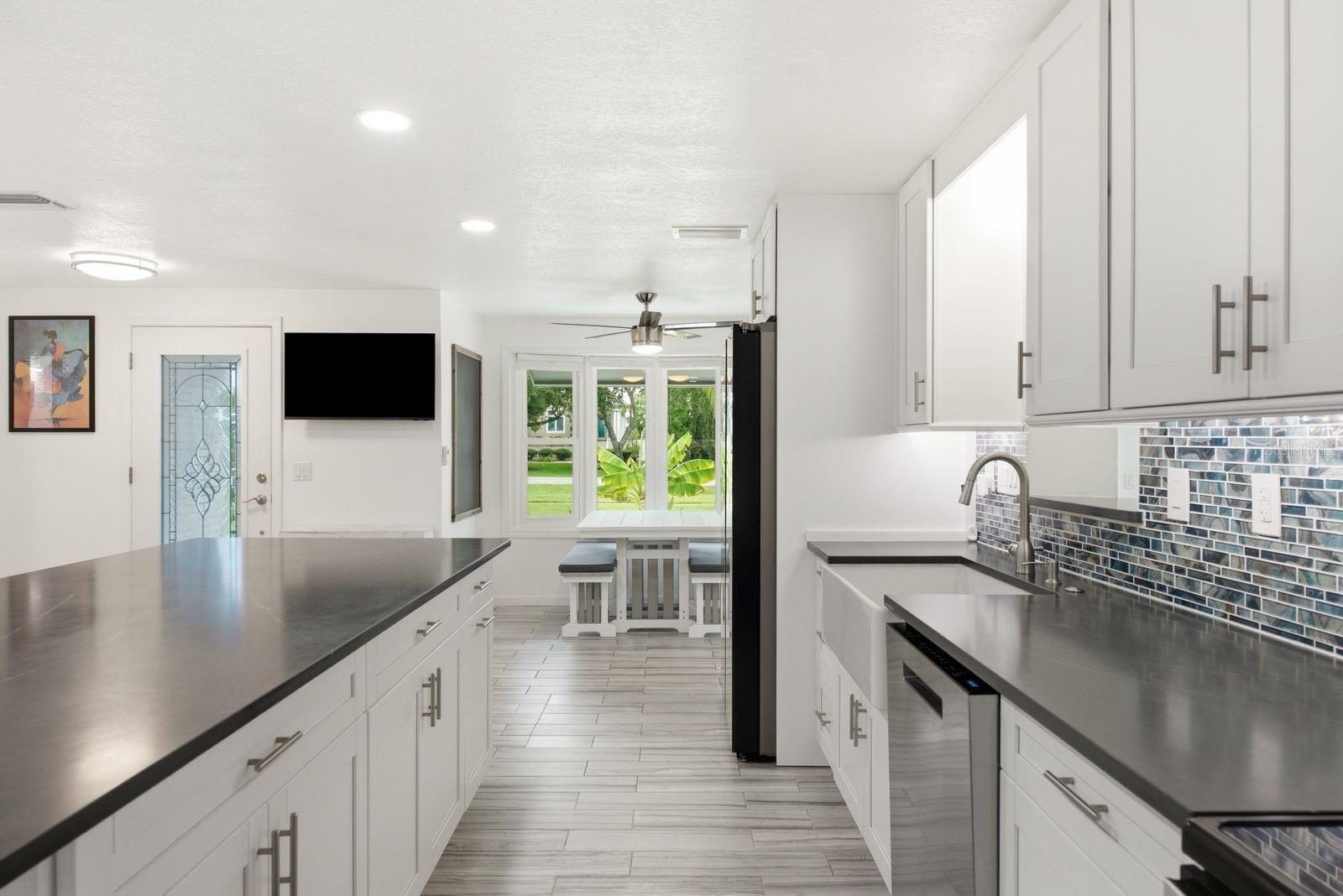 601 SHORE DR E — photo 8