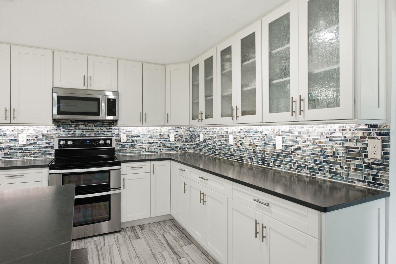 601 SHORE DR E — photo 6