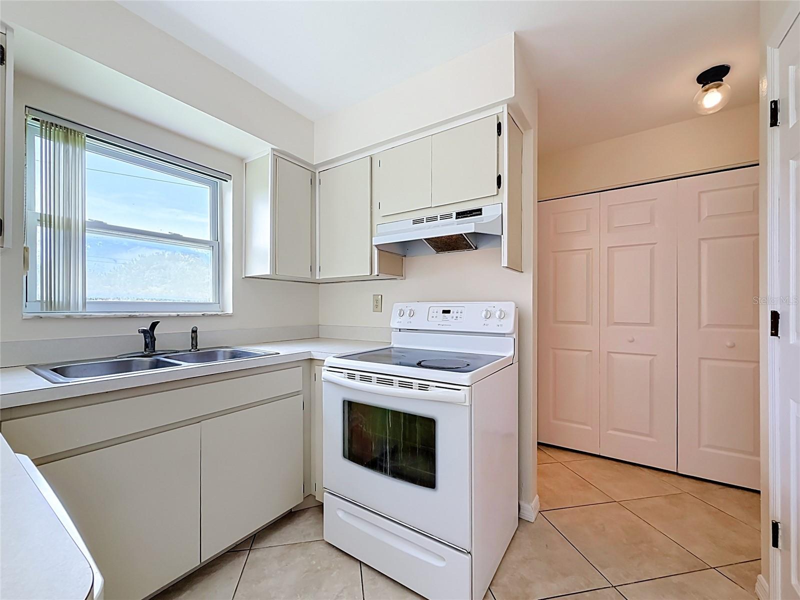 1718 ADAMS CIR S — photo 10