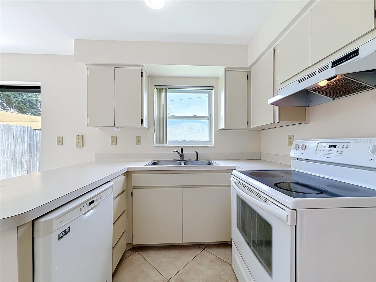 1718 ADAMS CIR S — photo 11