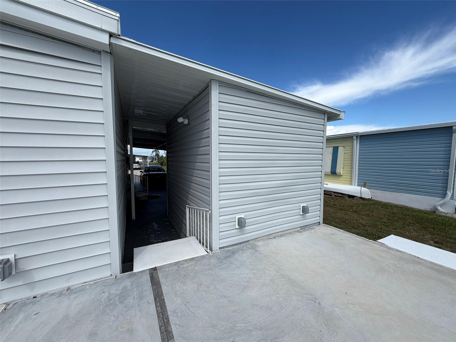 542 TAMPICO DR — photo 30