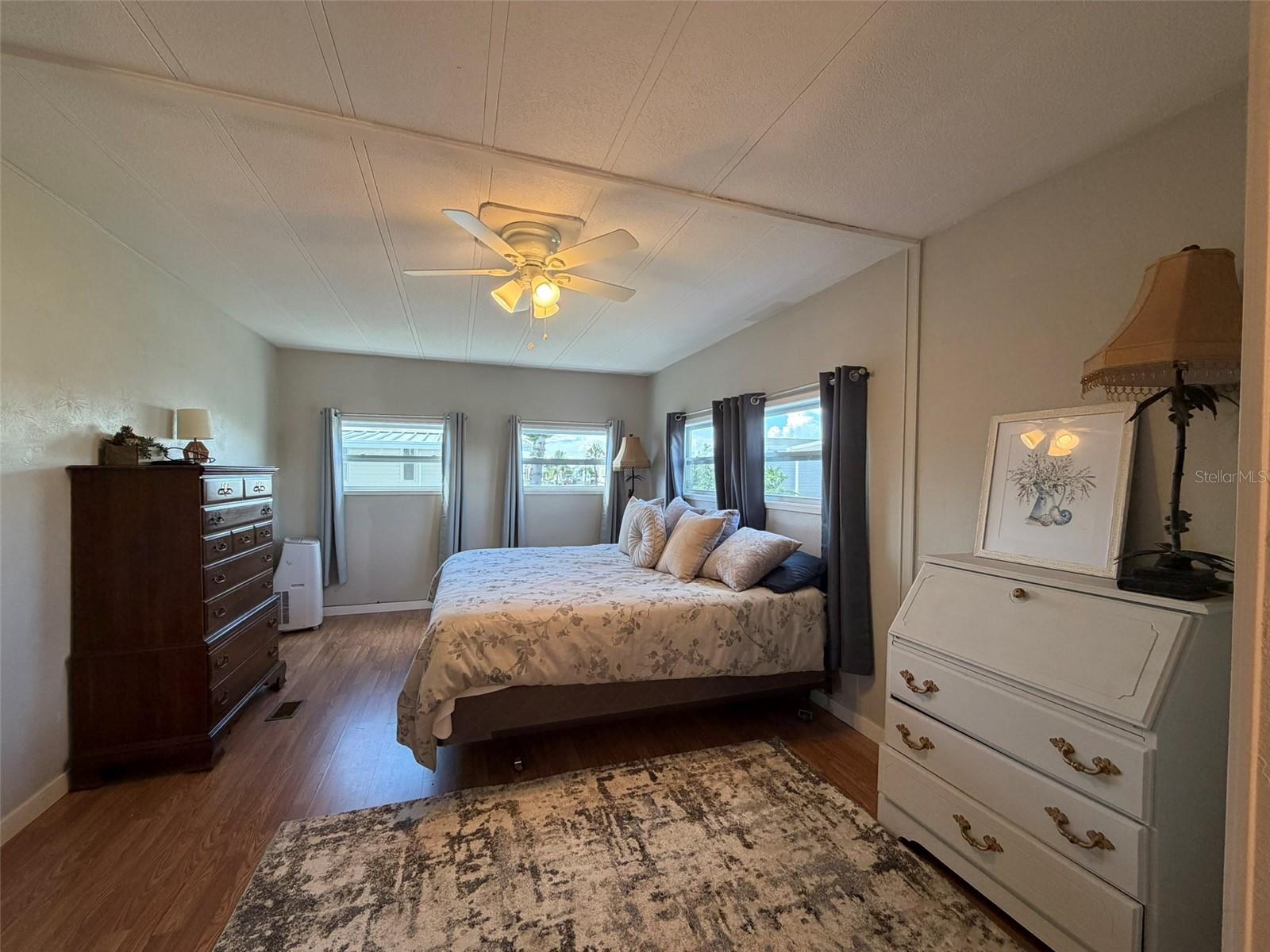 542 TAMPICO DR — photo 15