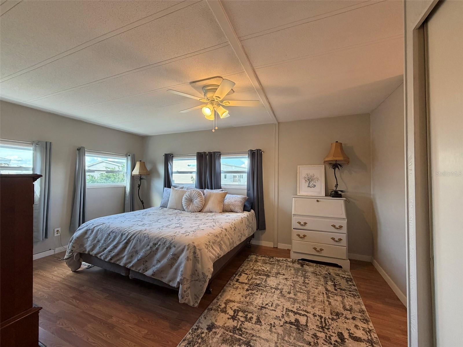542 TAMPICO DR — photo 16