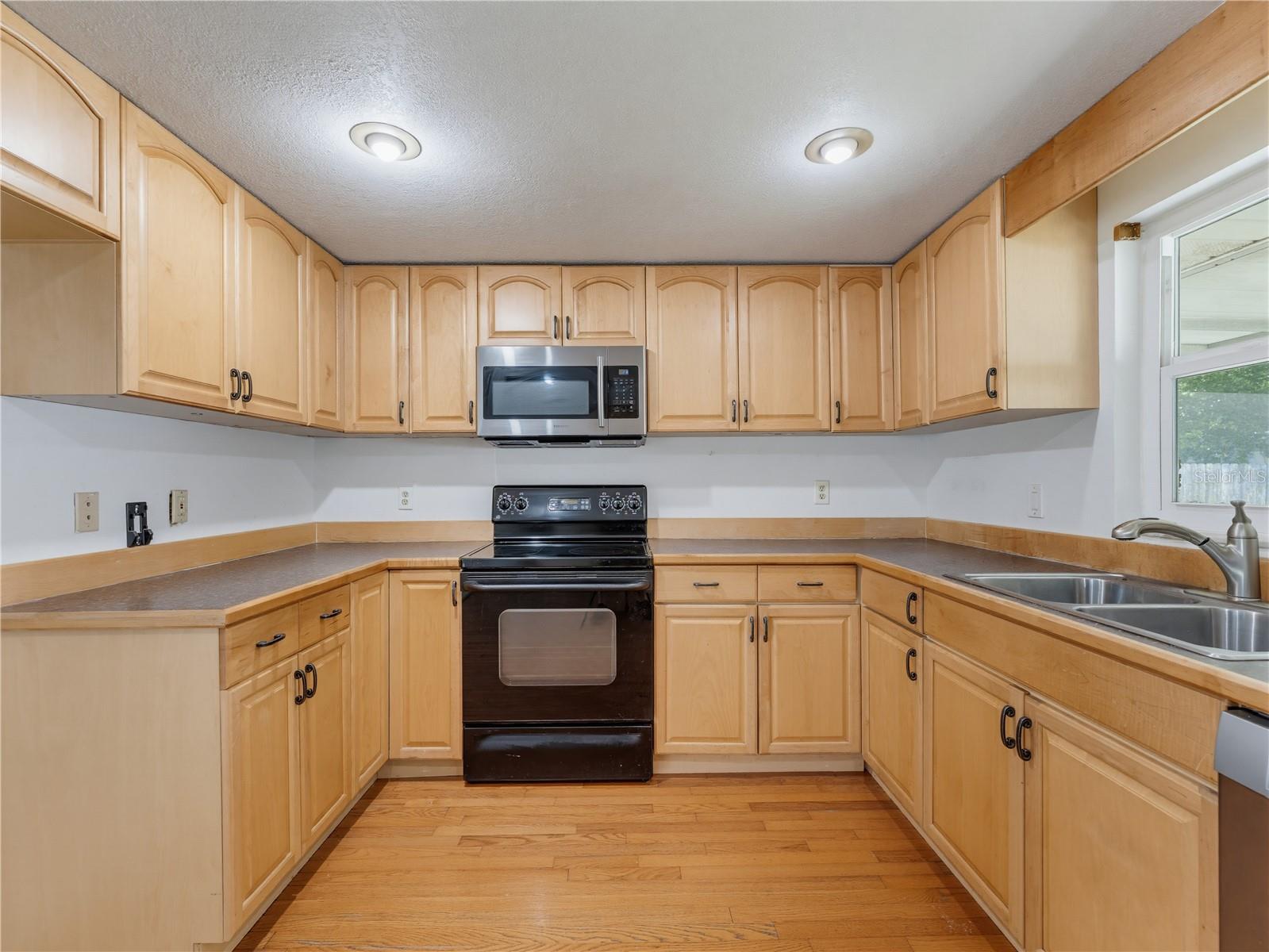 1116 E OAKWOOD ST — photo 22