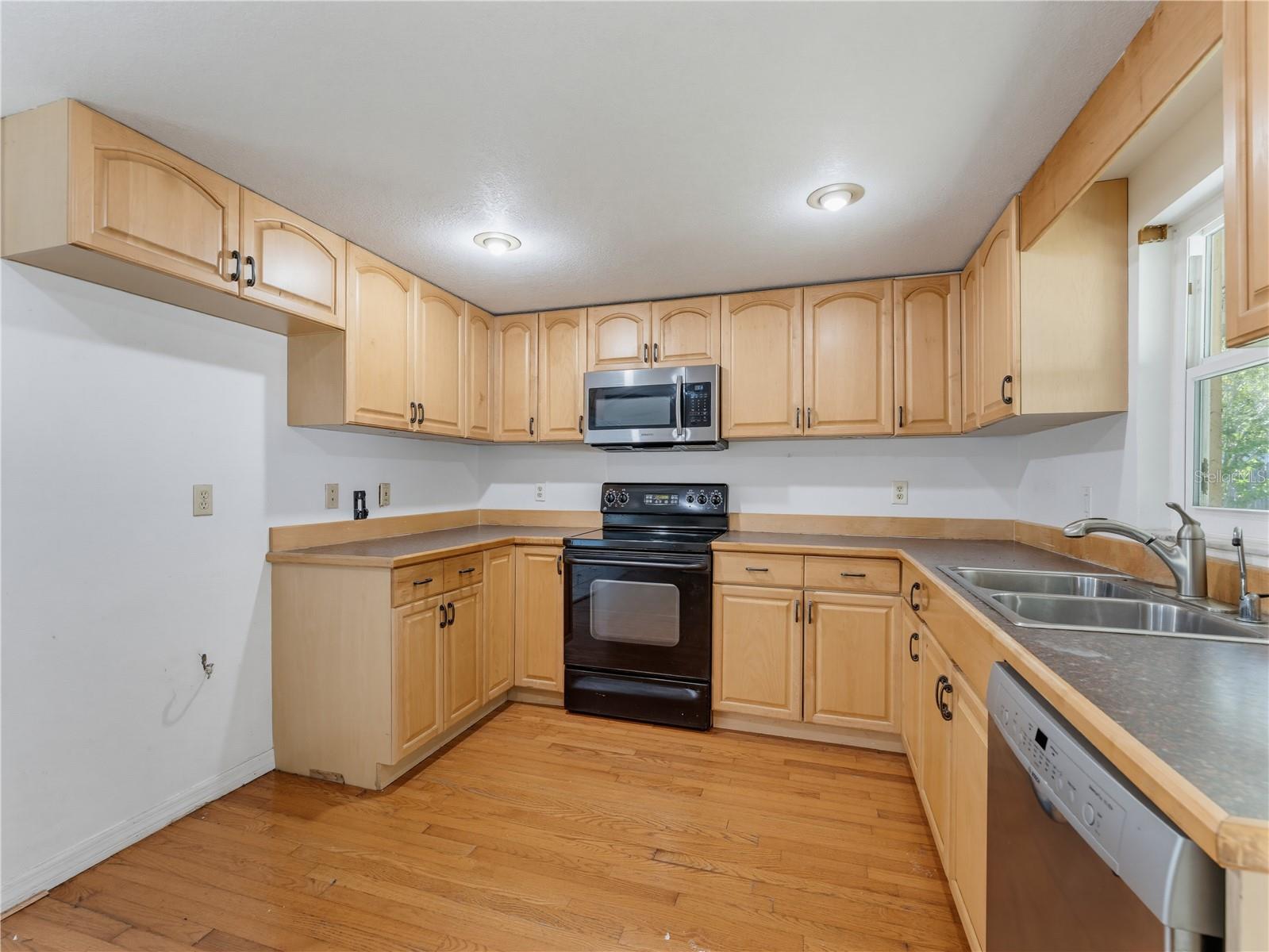 1116 E OAKWOOD ST — photo 23