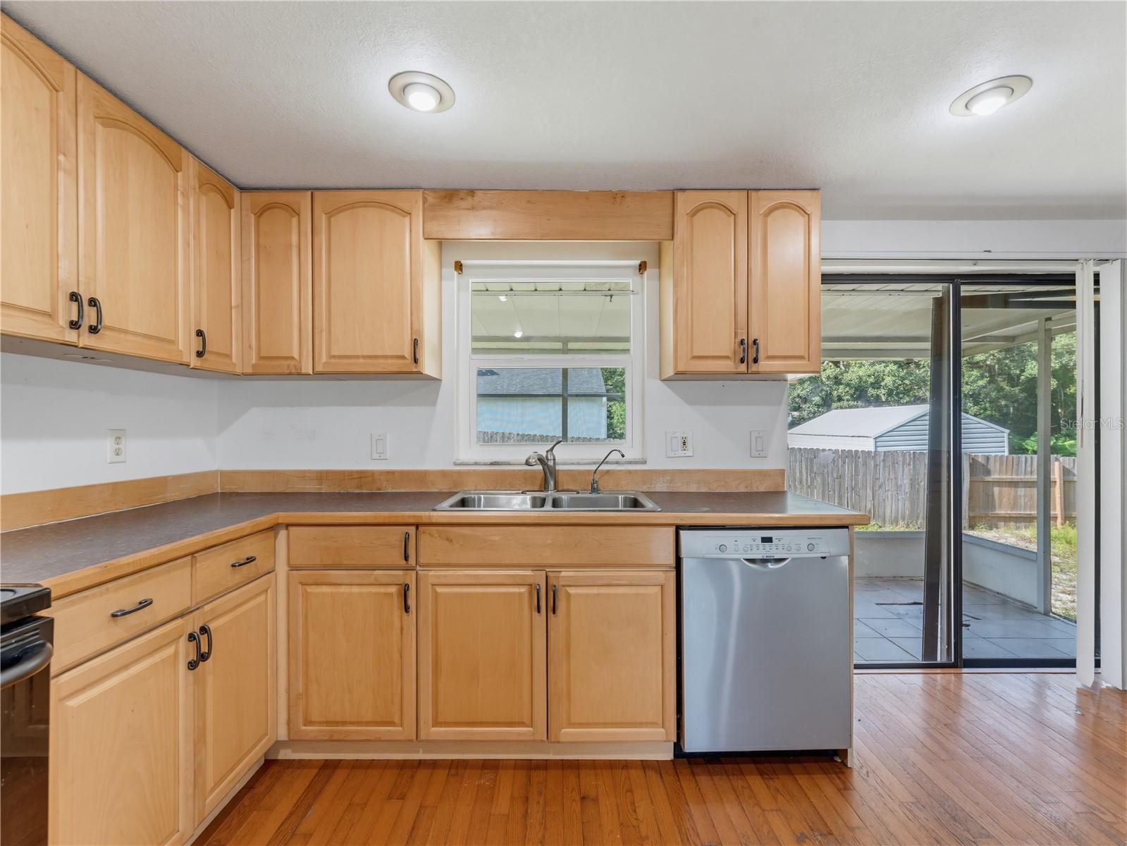 1116 E OAKWOOD ST — photo 25