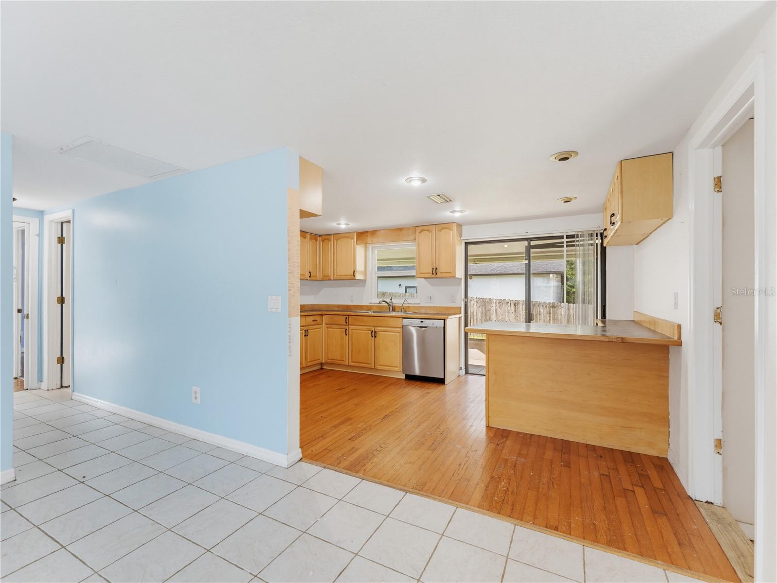 1116 E OAKWOOD ST — photo 18