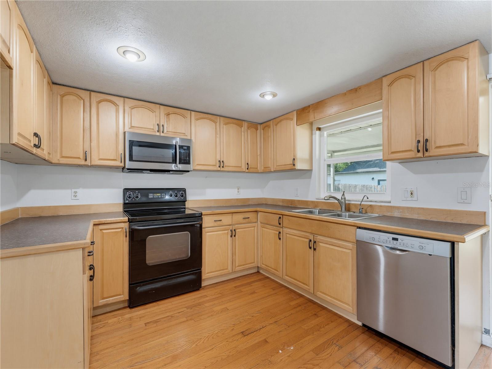 1116 E OAKWOOD ST — photo 21