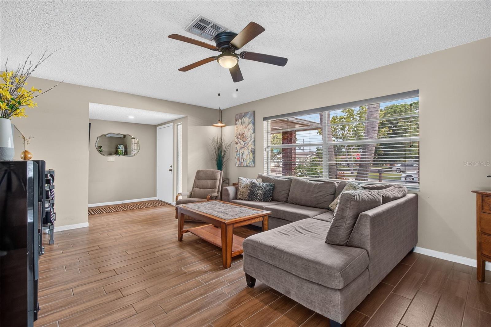 2221 COLONIAL DR — photo 6