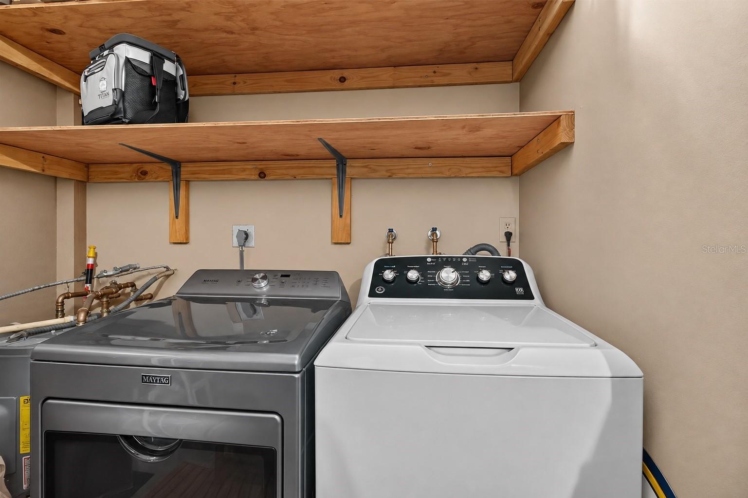 2221 COLONIAL DR — photo 22