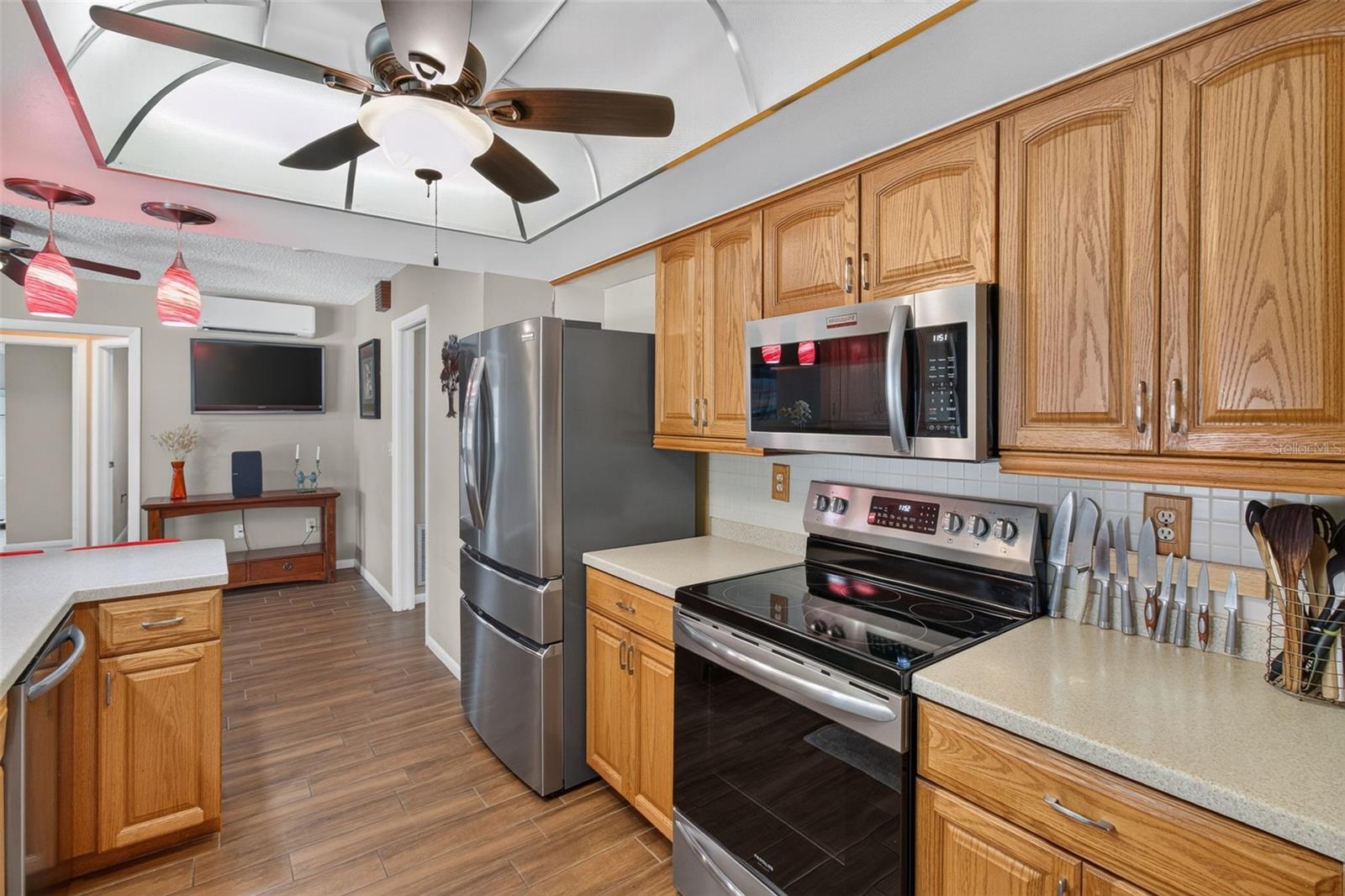 2221 COLONIAL DR — photo 8