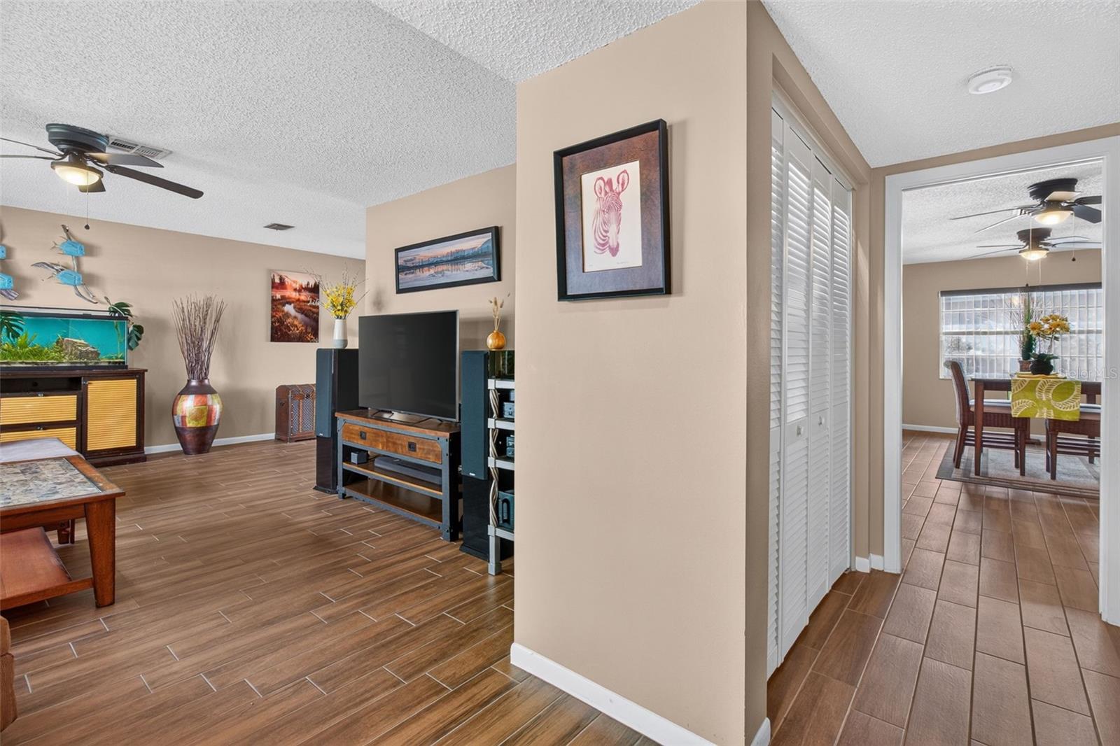 2221 COLONIAL DR — photo 3