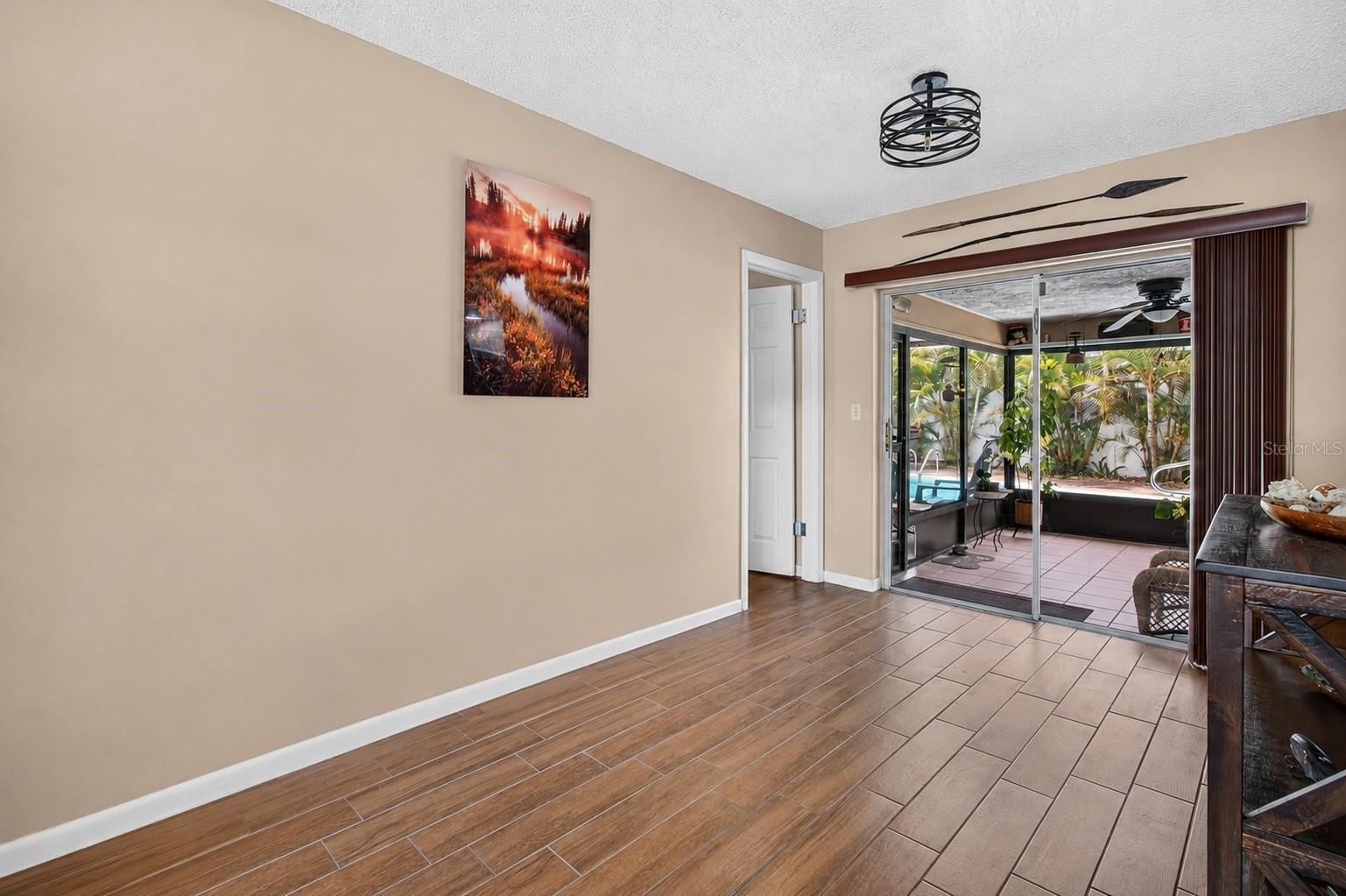 2221 COLONIAL DR — photo 7