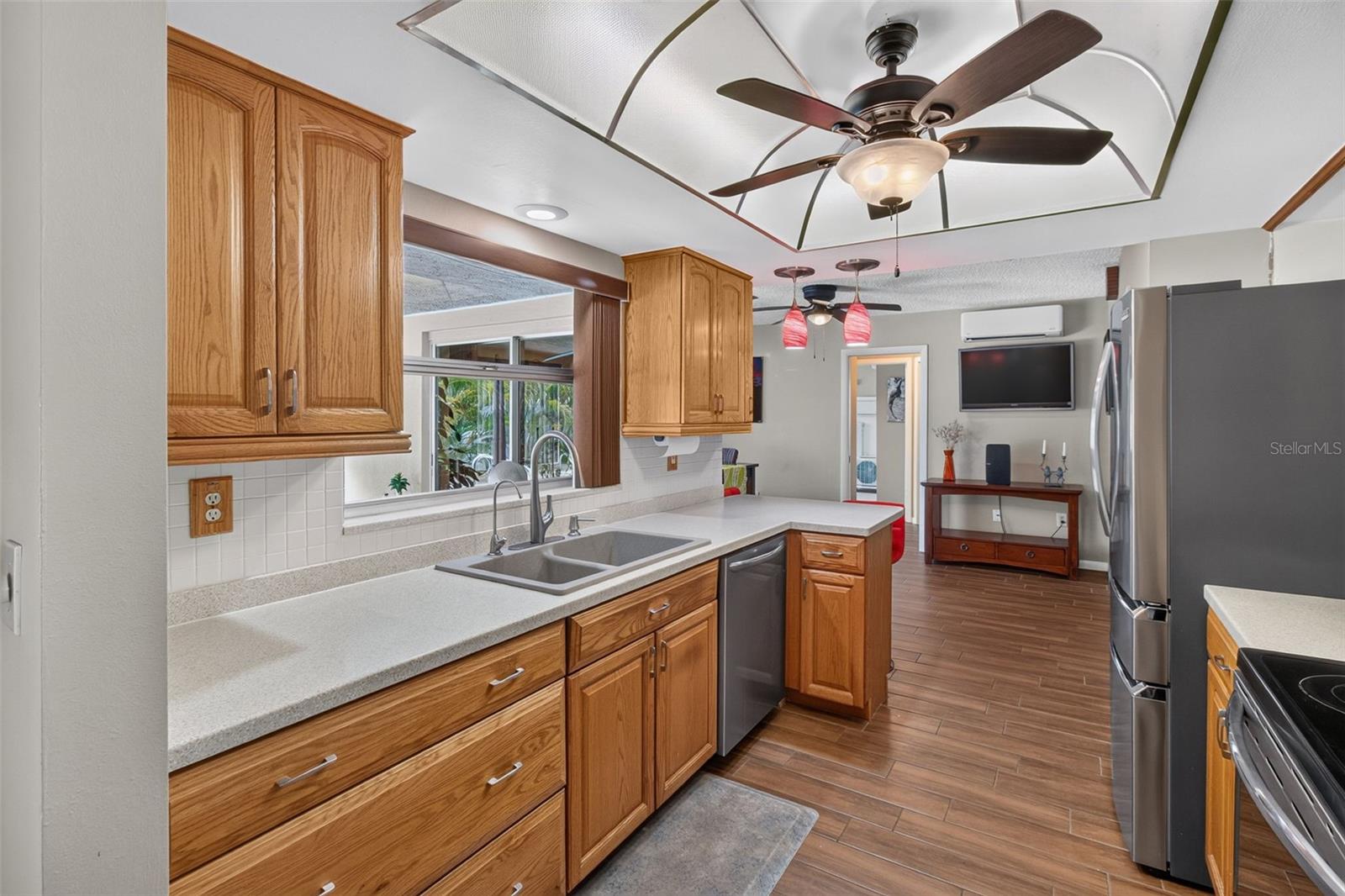 2221 COLONIAL DR — photo 9