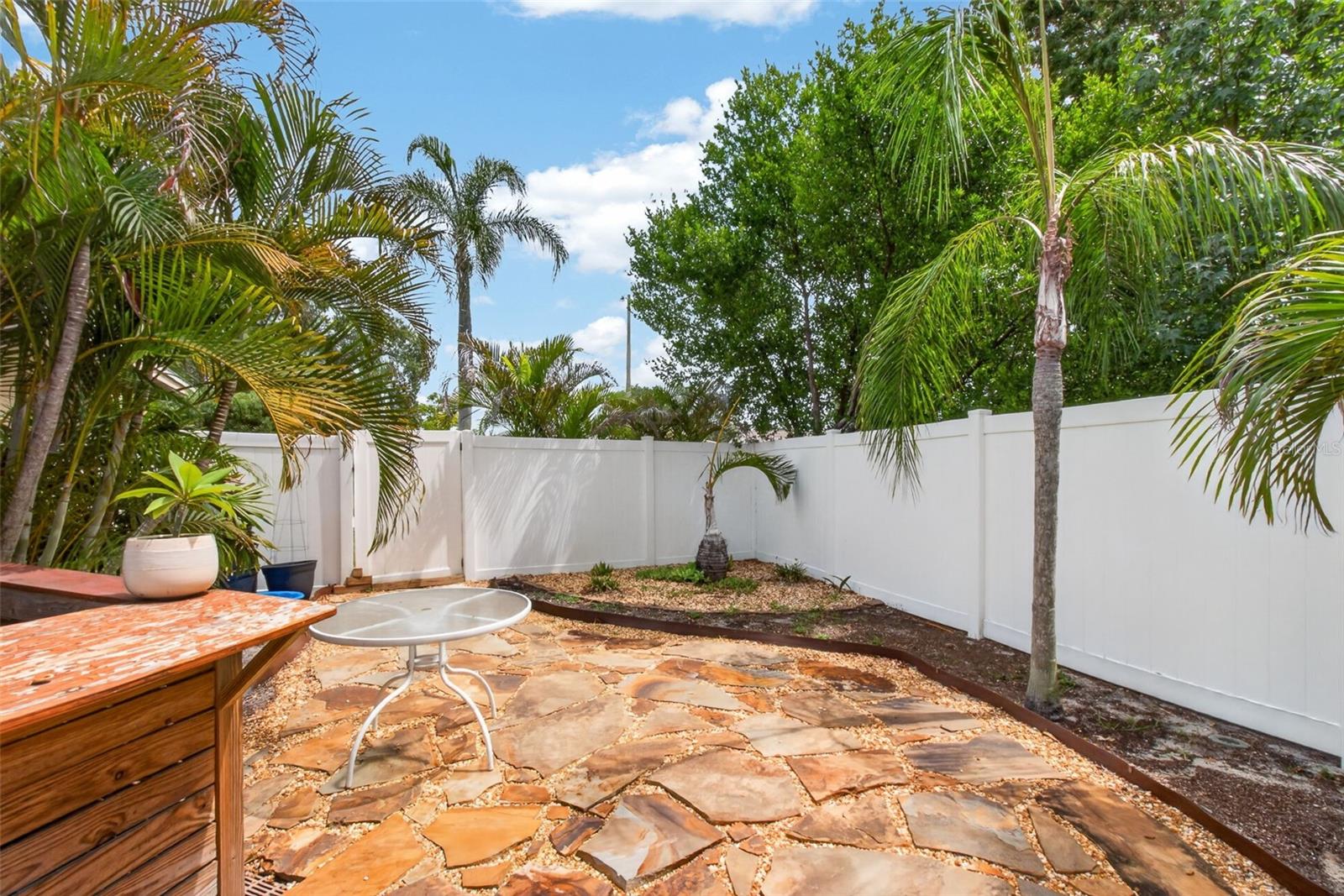 2221 COLONIAL DR — photo 32