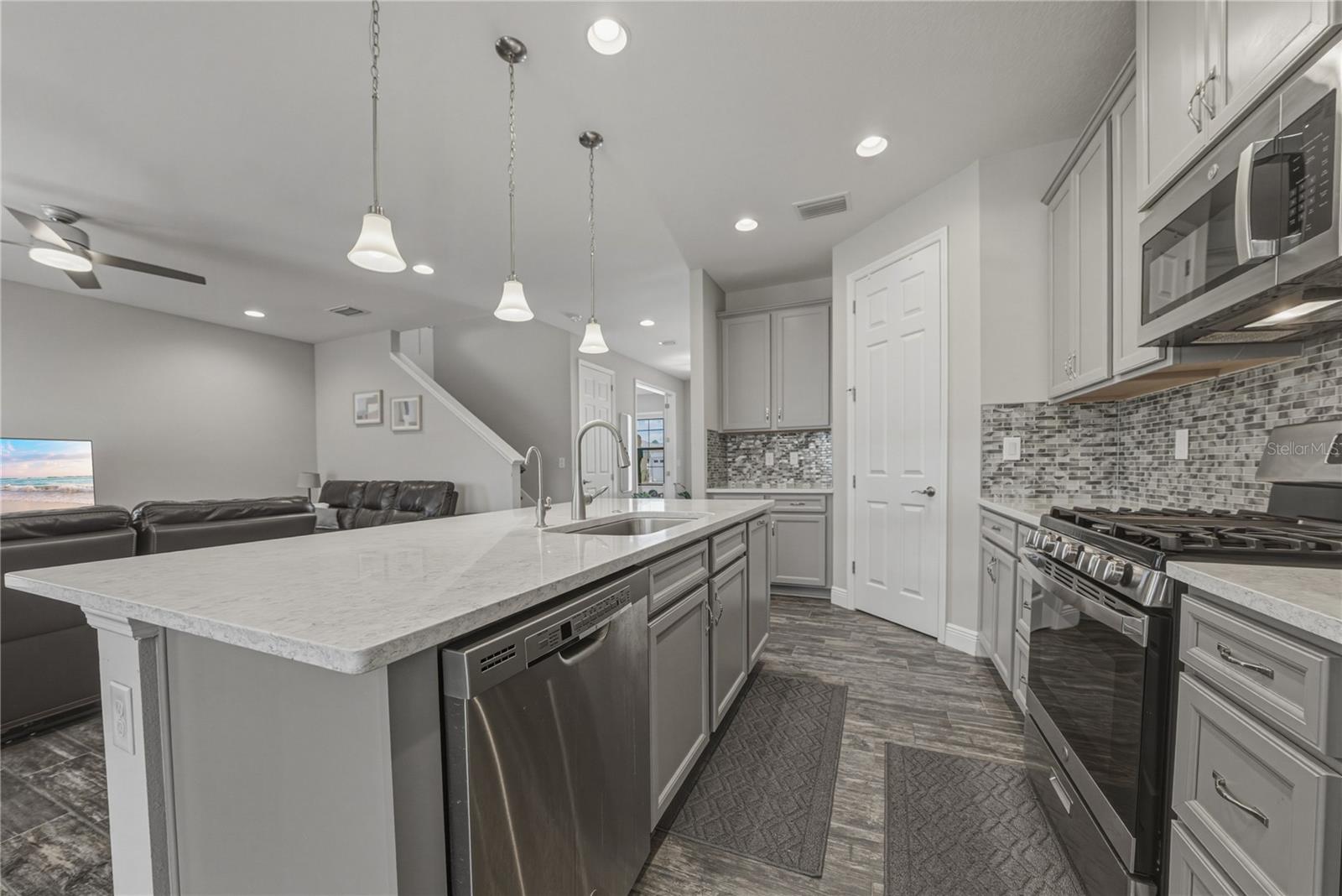 14633 RED CASTLE AVE — photo 23