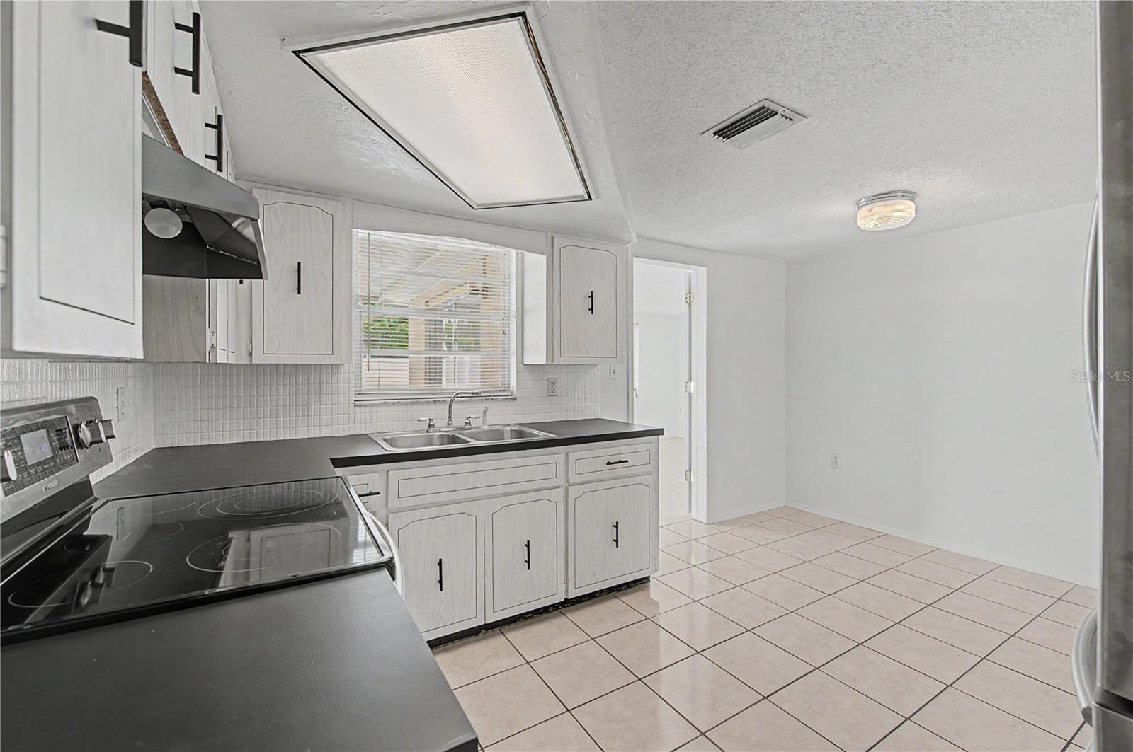 9830 RAINBOW LN — photo 17