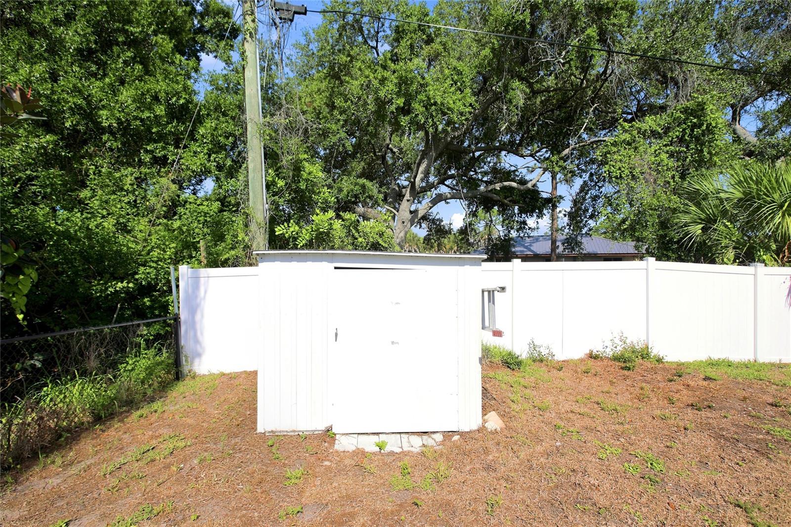 652 N ELM ST — photo 40