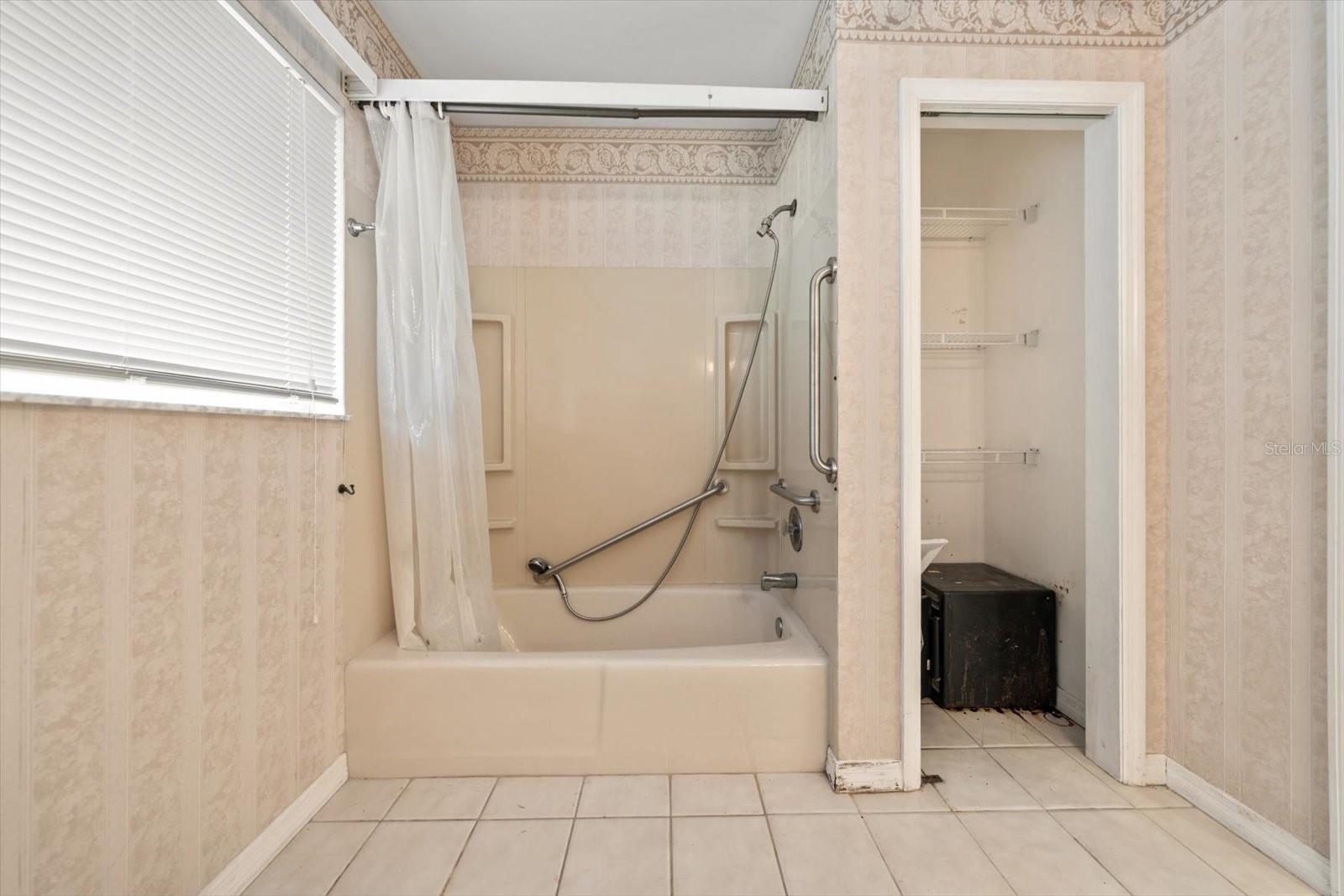 337 LA HACIENDA DR — photo 33