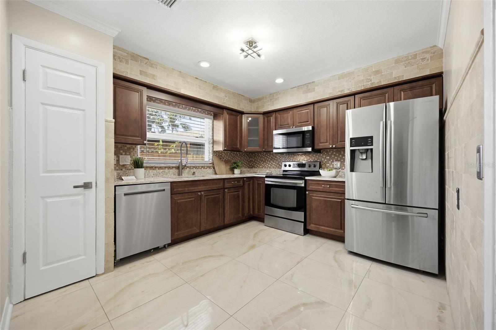 2051 MAGNOLIA DR — photo 14