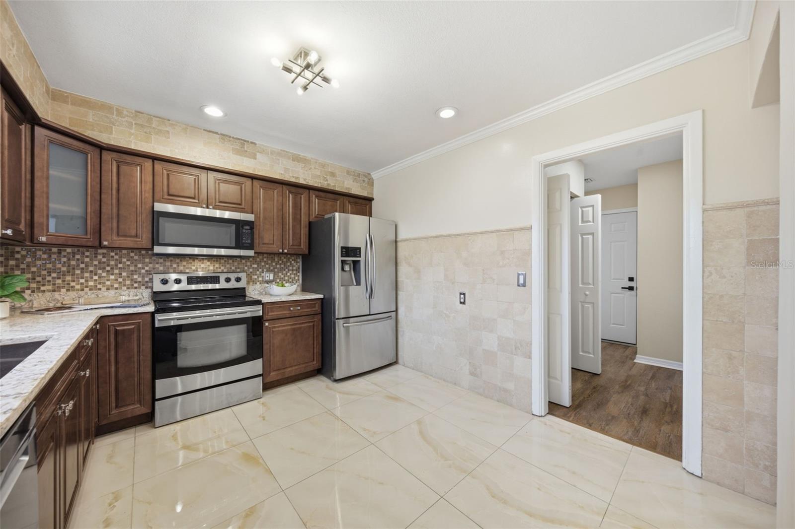 2051 MAGNOLIA DR — photo 17