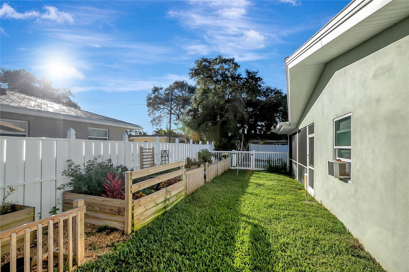809 JACARANDA DR — photo 15