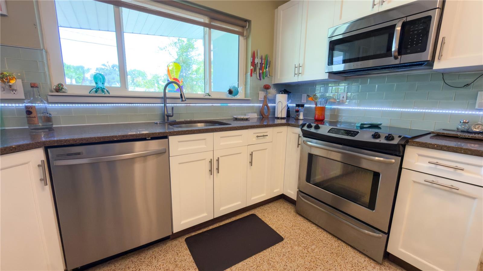 2215 ALVARADO LN — photo 9